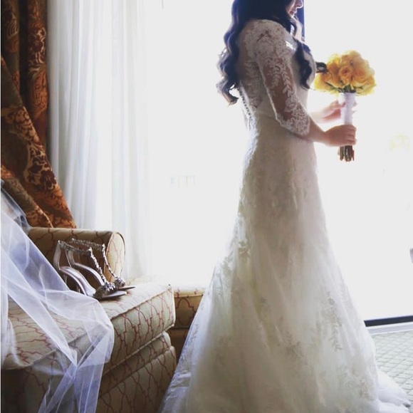 Beautiful dress, off white color - Picture 3 of 4